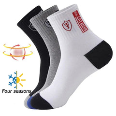 Five pairs of thin, breathable men's sports socks (EU 38-43) in black, gray, and white with colored heels and toes, shown side by side. “Spring & Fall” icons highlight year-round comfort for basketball or casual wear.