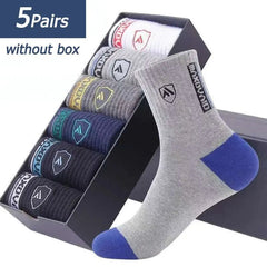 Five pairs of thin, breathable men's sports socks (EU 38-43) for spring and fall are shown in assorted colors, neatly arranged in an open box. Text reads "5 Pairs without box." Product: Summer Leisure Basketball Meias.