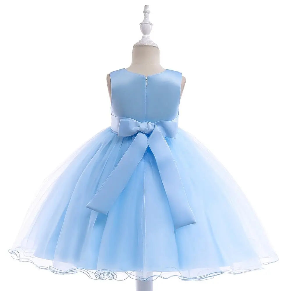 The Elegant Kids Dress for Girls features a sleeveless design, light blue color, knee-length tulle skirt, satin sash with a large back bow, perfect for birthdays and weddings. Displayed on a mannequin. For ages 3-10 years.