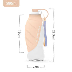 A peach-colored portable pet water bottle with a 580ml capacity and labeled dimensions.
