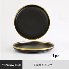 A round black ceramic plate with a gold rim measuring 18 centimeters in diameter.