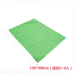 A rectangular green sand-free beach mat measuring 150 by 200 centimeters.