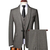 Un traje de hombre color gris de tres piezas que incluye blazer, chaleco y pantalón.