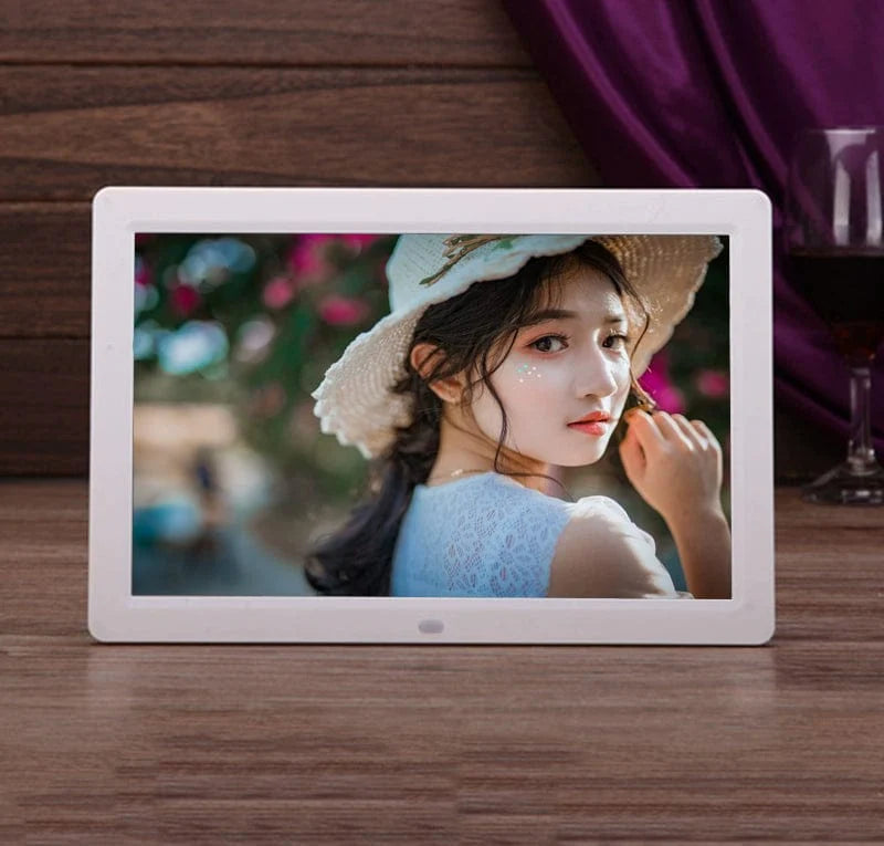 Yun Zhixing 15-inch HD digital photo frame wall-mounted video player showing family photos and videos with sleek design.