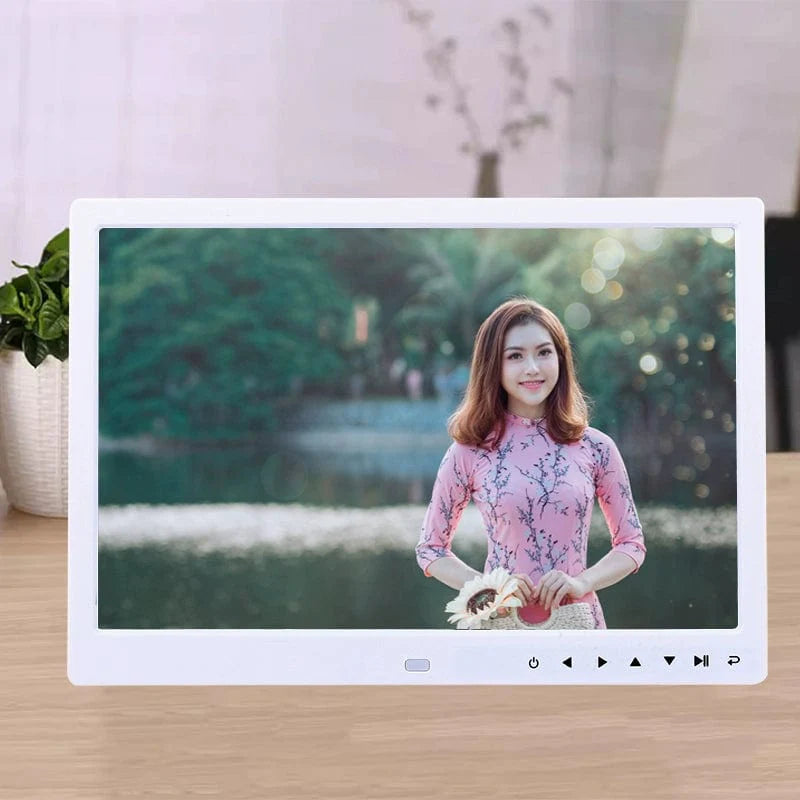 Yun Zhixing 15-inch HD digital photo frame wall-mounted video player showing family photos and videos in a modern home setting