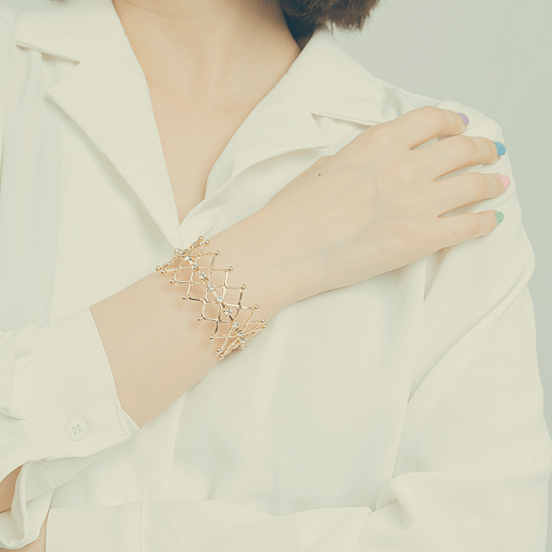 Showlu Fashion 18K gold-plated hollow wide opening ring for women with European and American personalized style.