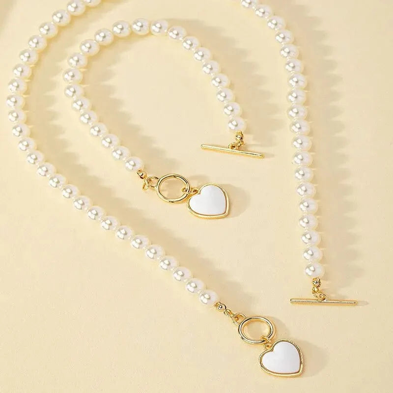 Showlu 2-piece imitation pearl necklace and bracelet jewelry set with elegant pearl beads and natural-colored pendants for women.