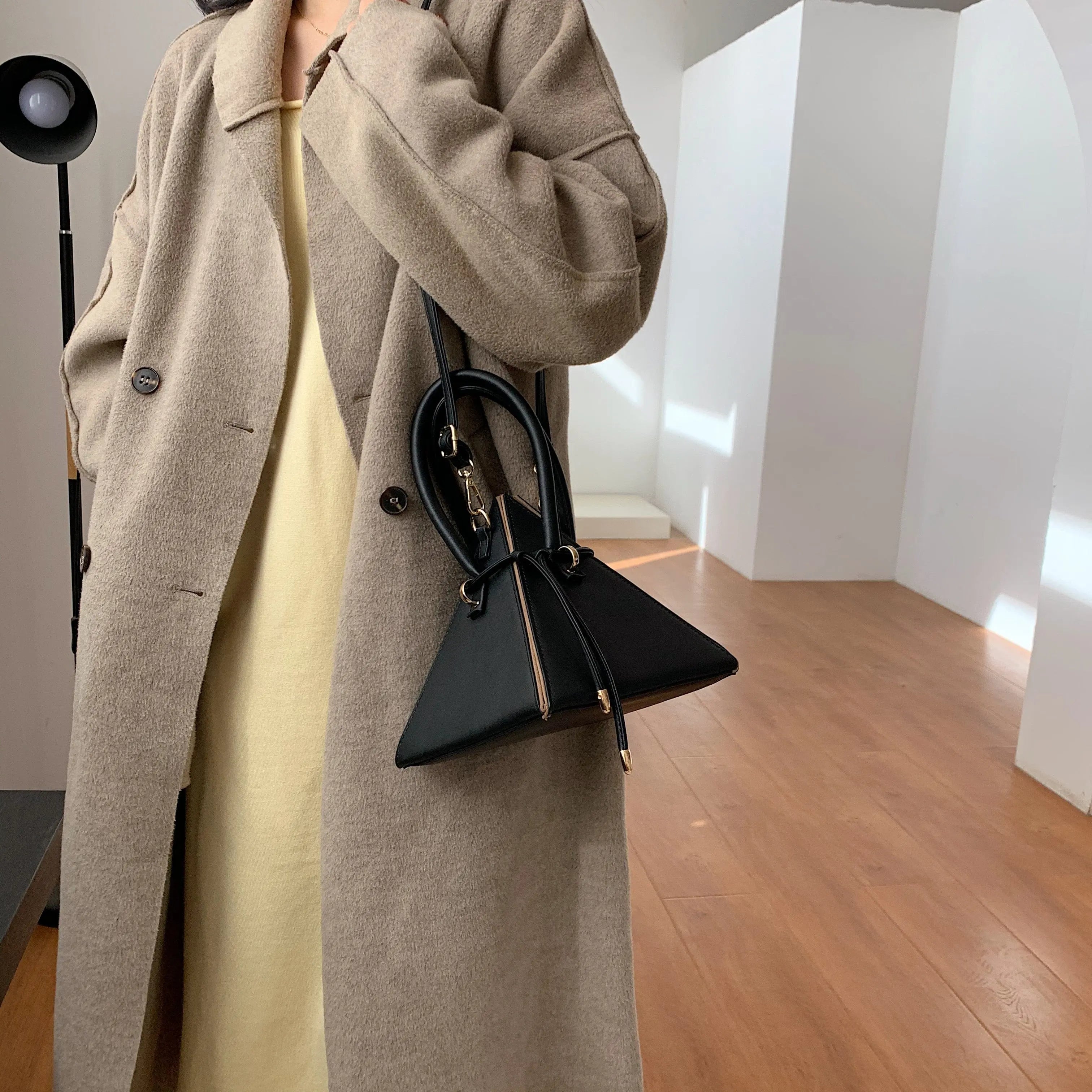 Chonghui women's triangle chain bucket bag in PU leather, crossbody handbag with chain strap and stylish design.
