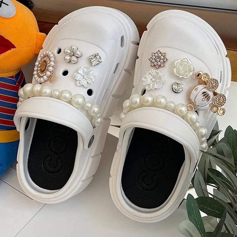 Women's platform clogs with thick soles, high-quality summer beach slides, featuring colorful charms for outdoor wear.