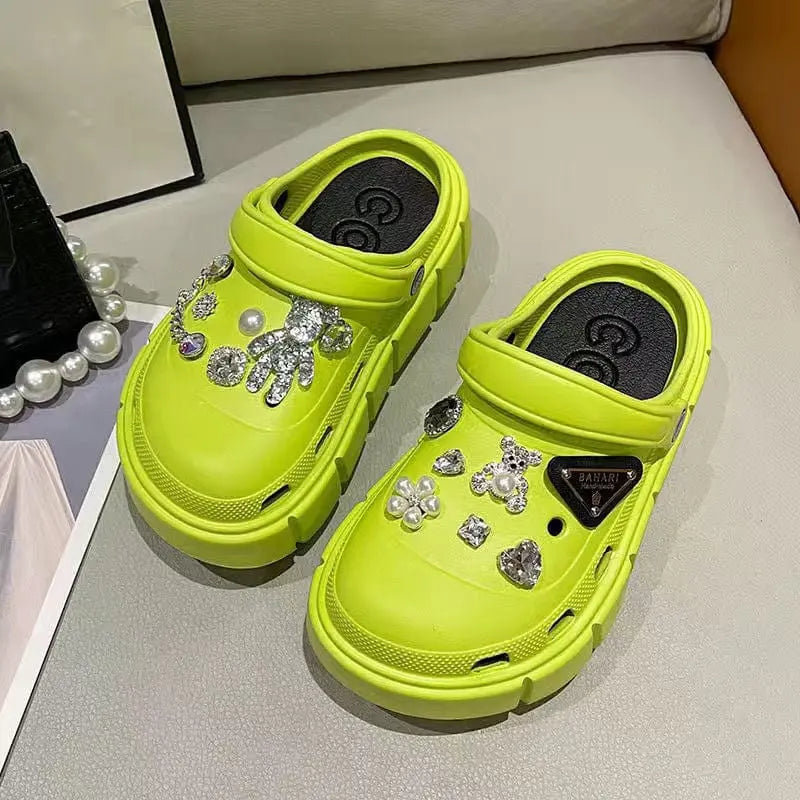 EOENKKY women's platform clogs with thick sole and summer beach style, featuring outdoor-friendly design and colorful charms.