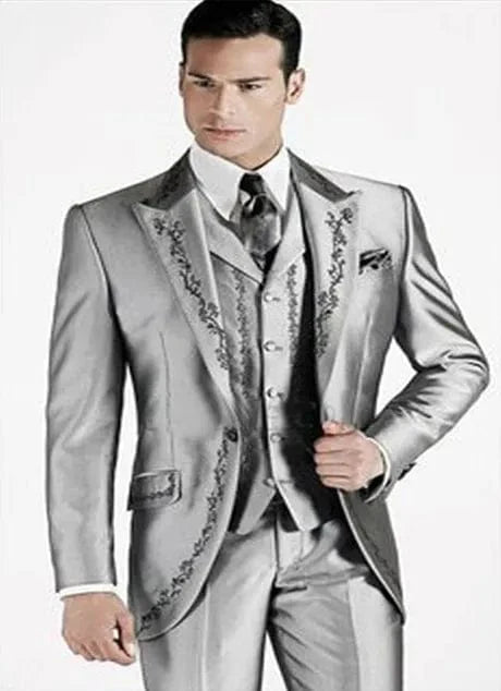 SHOWLU White Embroidery Men's 3-Piece Wedding Suit with slim fit tuxedo jacket, pants, and vest, perfect for grooms and formal events.