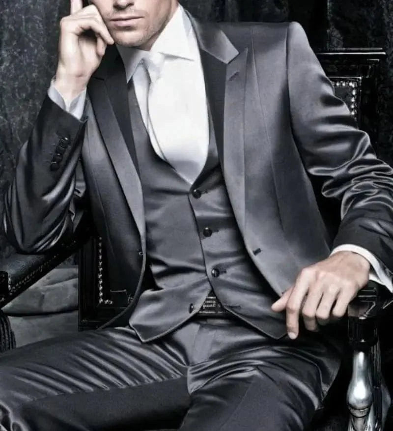 Navy blue Showlu Fashion groom tuxedo with peak lapel, three-piece suit, slim fit, jacket, pants, and vest for wedding or prom.