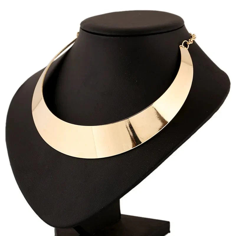 Gold alloy statement choker necklace with chunky link chain, trendy short necklace for women, stylish jewelry accessory.