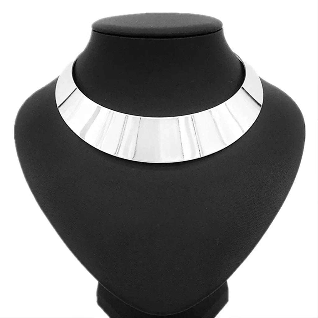 Gold alloy statement choker necklace with chunky link chain, trendy short jewelry design for women.