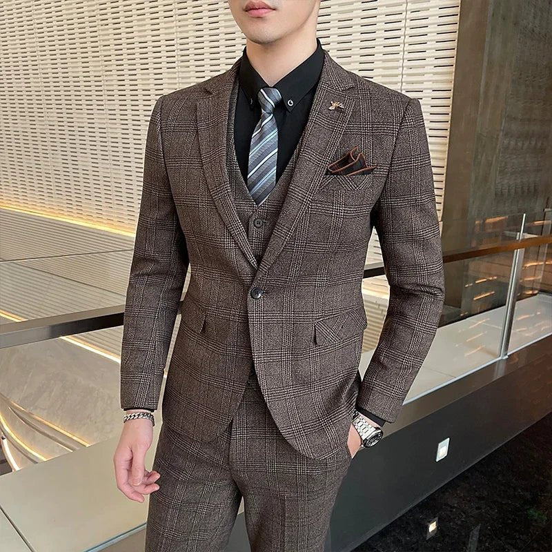 Showlu Fashion men's 3-piece linen suit featuring a blazer, vest, and pants in a slim fit, suitable for business or wedding occasions.