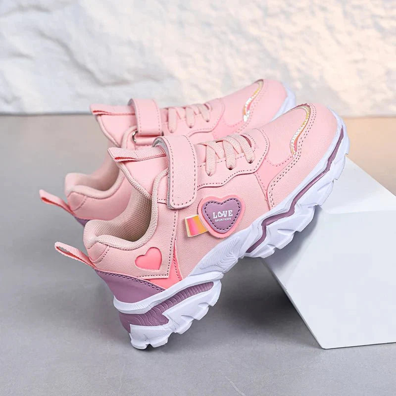 SHOWLU Girls casual sports shoes in lightweight PU leather with flat soles, ideal for everyday fashion and active wear.