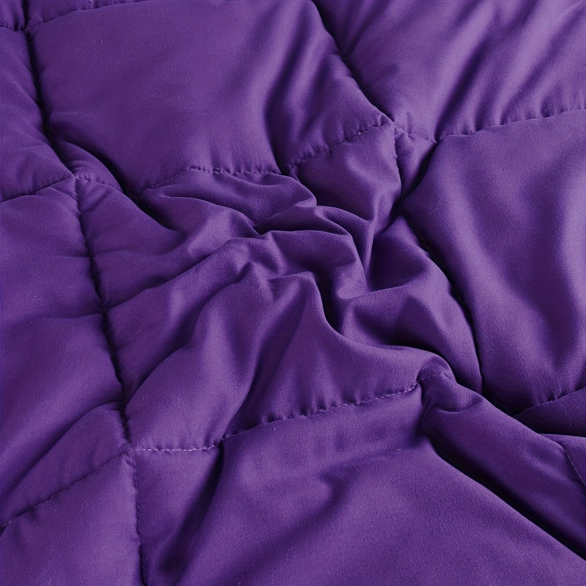 Showlu 3-piece reversible down alternative comforter set with matching sham covers, queen size, soft polyester cover, hypoallergenic fill.