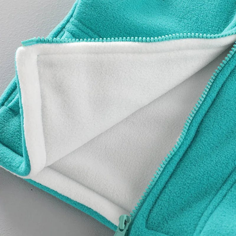 Kids polar fleece vest by Showlu Fashion, sleeveless winter jacket for boys and girls, warm and cozy for children aged 3 to 10 years.