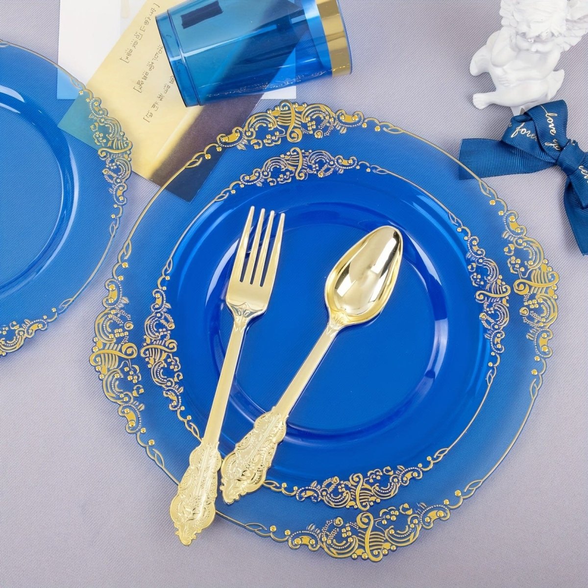 Blue plastic dinner plates, cups, napkins, and silverware set by Showlu Fashion for 50 guests, ideal for wedding parties.