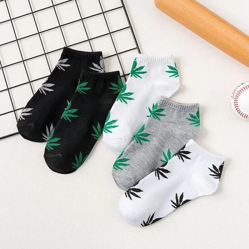 Set of 5 Showlu men's maple leaf hip hop skateboard low top boat socks, trendy streetwear with colorful maple leaf designs.