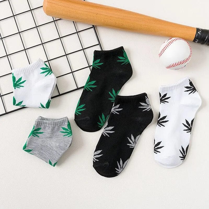 Set of 5 Showlu men's maple leaf hip hop skateboard low top boat socks with trendy street style and athletic design