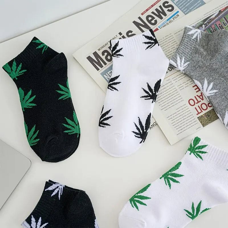 Set of 5 Showlu men's maple leaf hip hop skateboard low top boat socks with trendy street and basketball style designs.