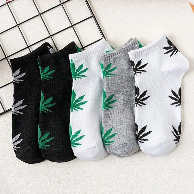 Set of 5 Showlu men's maple leaf hip hop skateboard low-top boat socks with trendy street and basketball style designs.