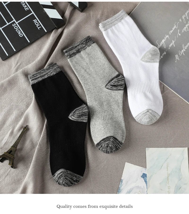 Showlu Fashion men's cotton crew socks in a 5-pair pack, black casual sports and hiking socks for size 38-44.