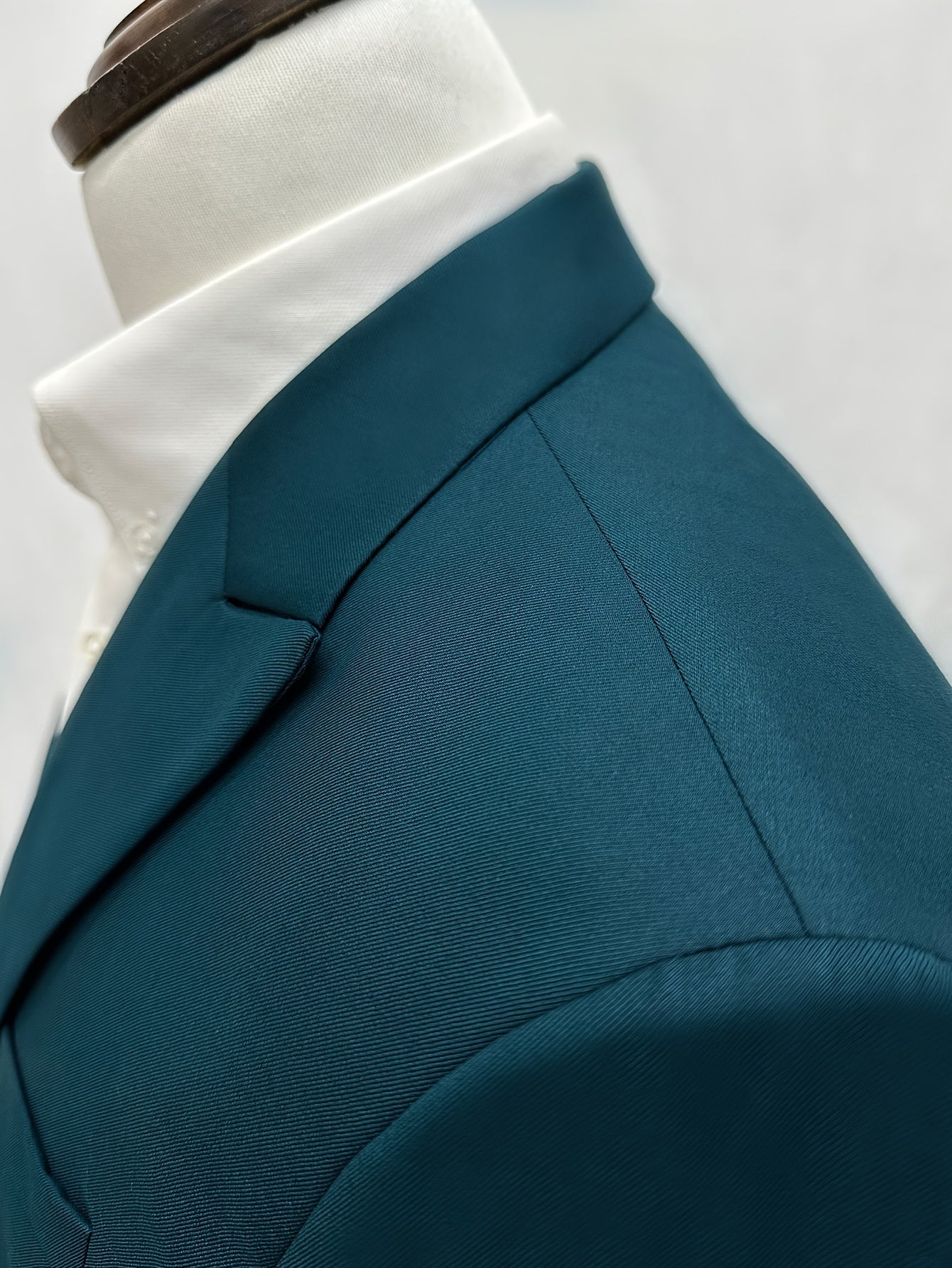 SHOWLU men's solid color two-piece suit featuring a regular fit business tuxedo, shown in a stylish, well-tailored design.