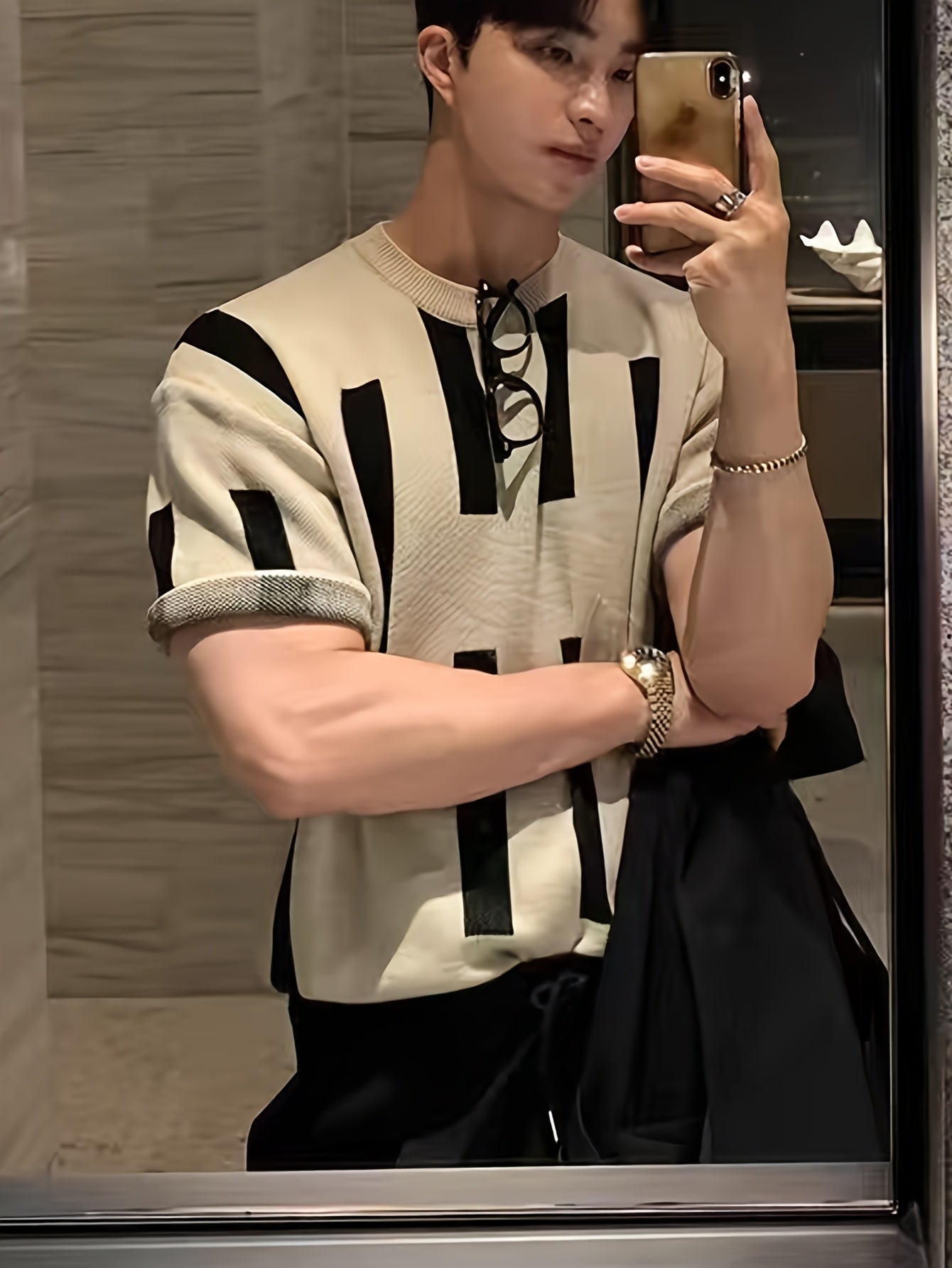 SHOWLU Men's color block short-sleeve knitted sweater with crew neck, featuring a stylish multi-color design and comfortable fit.