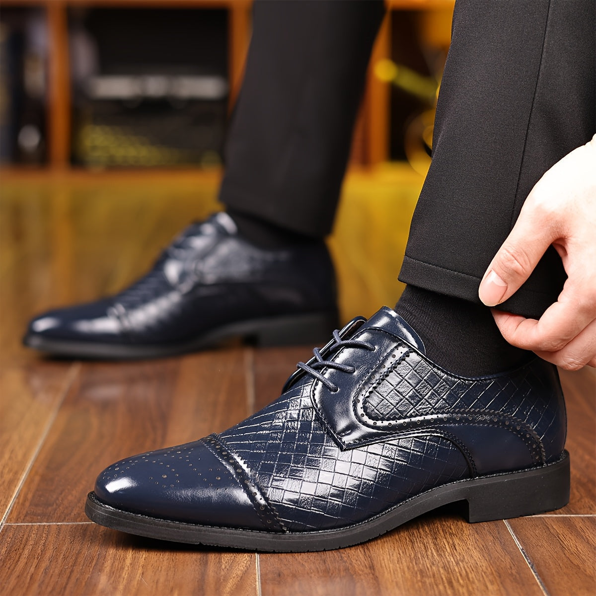 SHOWLU Men's plaid business formal shoes with pointed toe and lace-up design, classic Oxford style for professional attire.