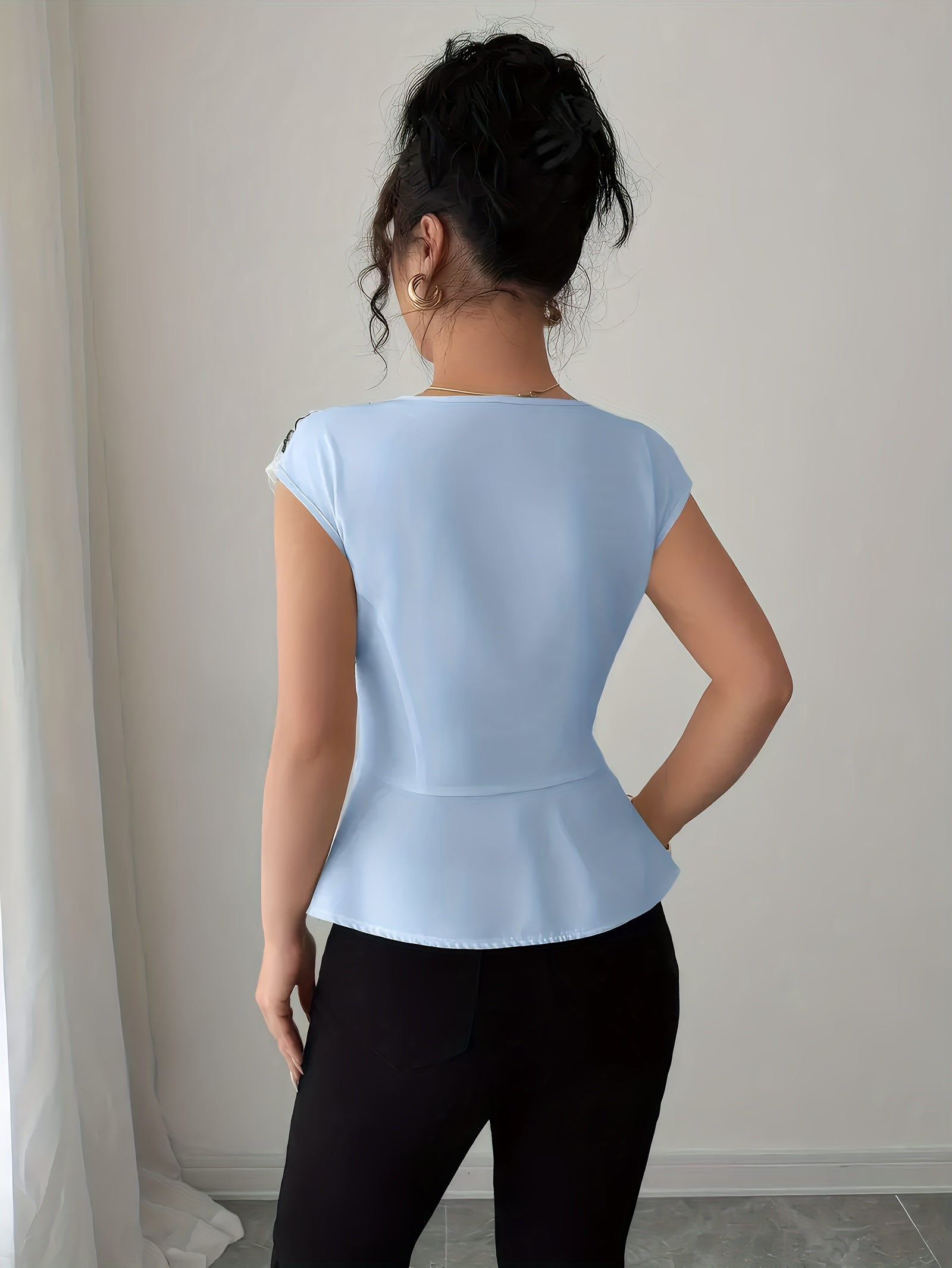 SHOWLU Women's floral square neck sleeveless blouse, elegant summer top with vibrant floral pattern and sleeveless design.