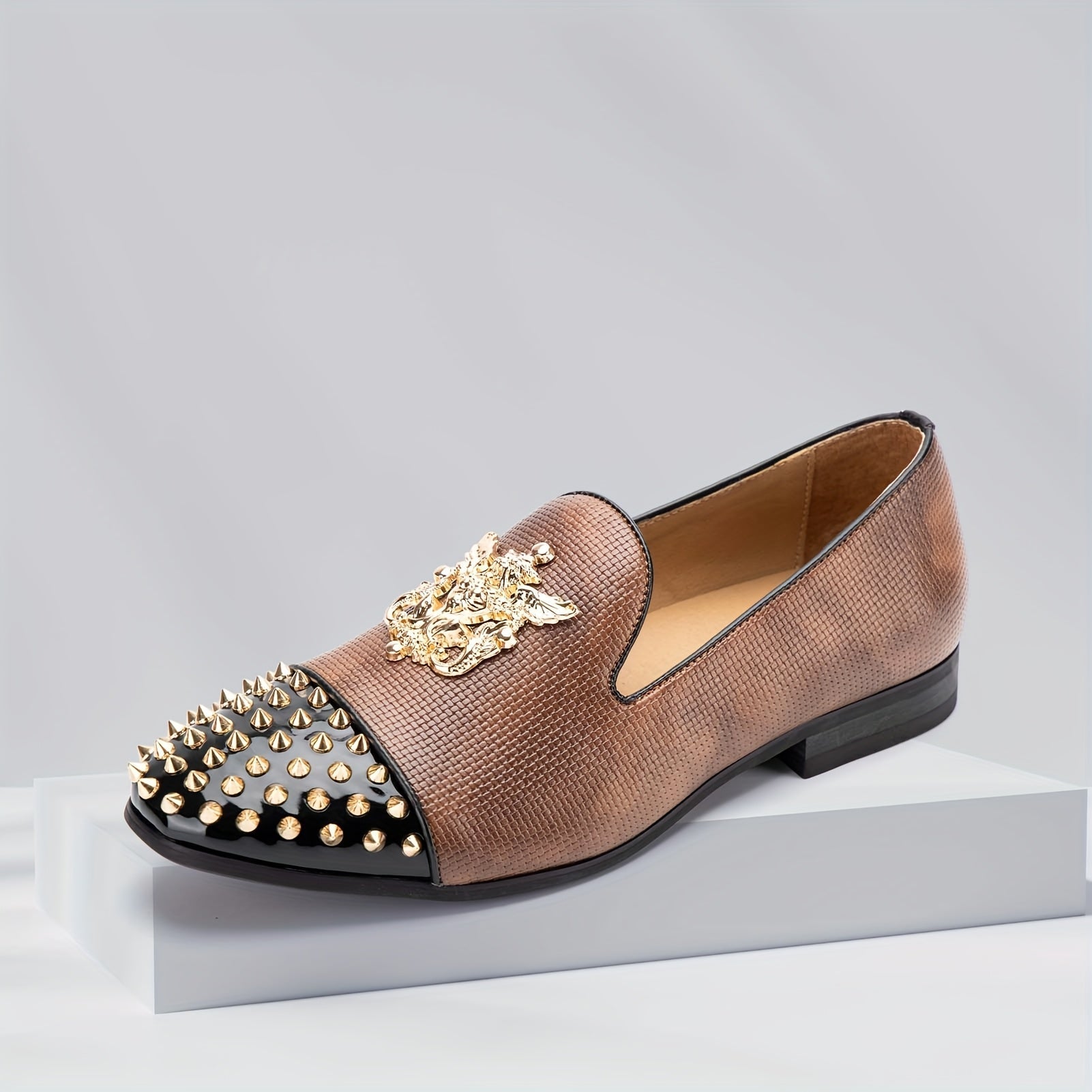 SHOWLU men's lightweight slip-on loafers with round toes, ideal for parties, in a solid color on a clean background.