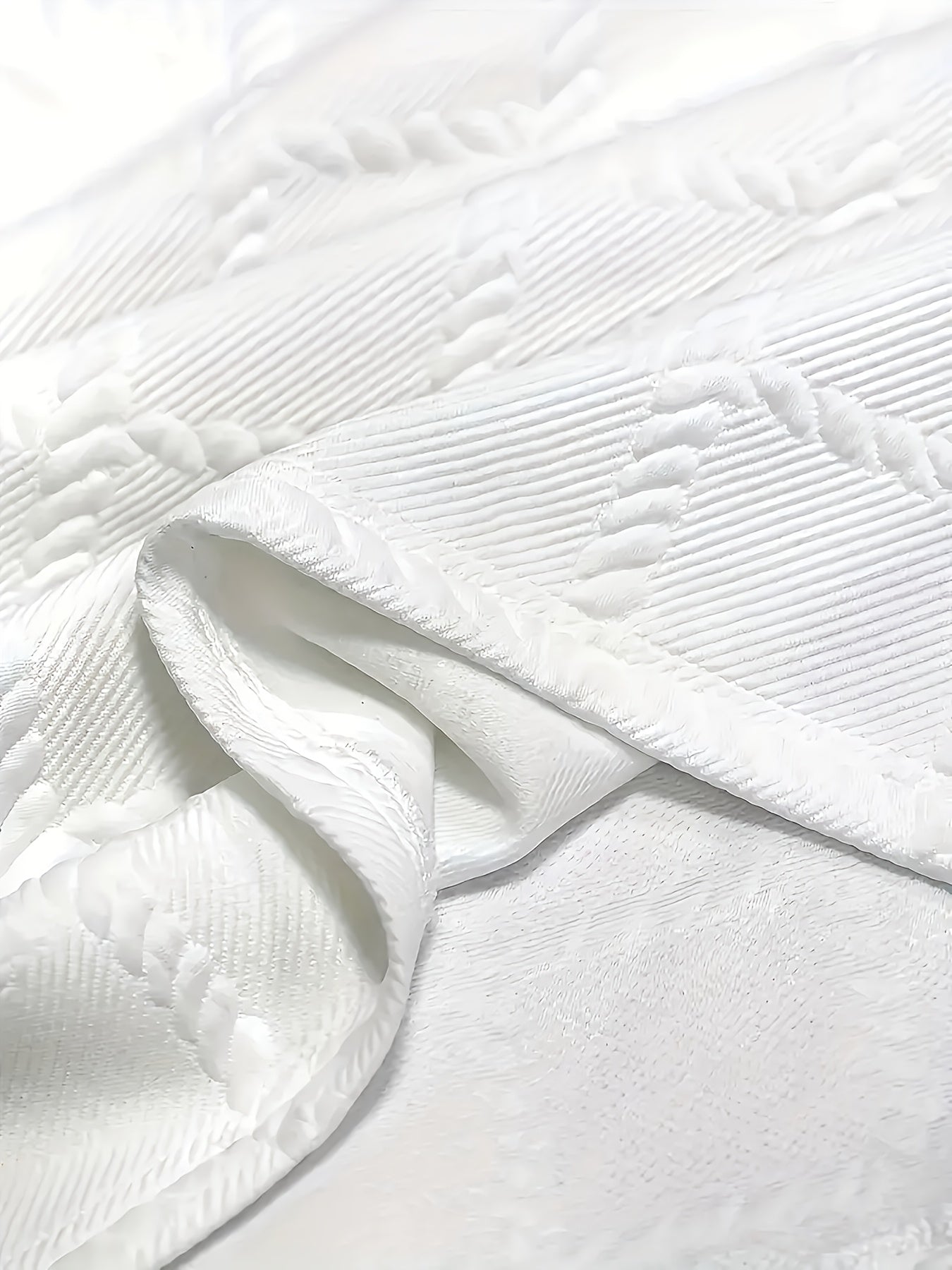 SHOWLU Men's geometric jacquard knit T-shirt with a casual round neck, featuring intricate pattern and comfortable fit.
