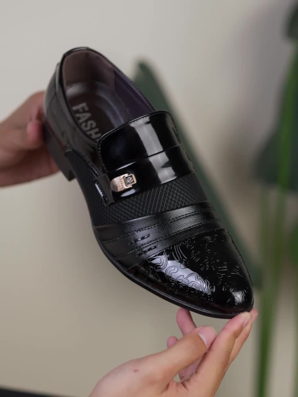 SHOWLU men's black embossed slip-on dress shoes with pointed toe loafers, featuring sleek design and polished finish.