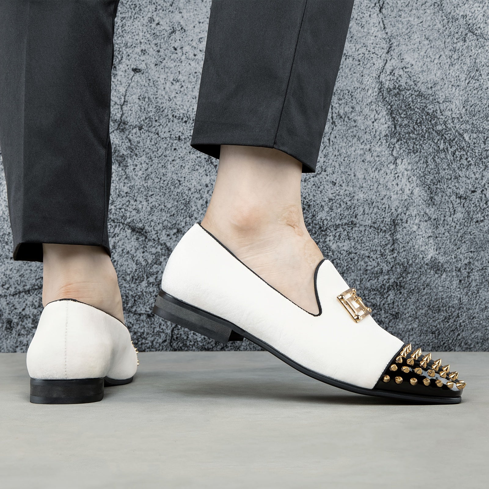 Showlu men's casual slip-on loafers made of fabric, featuring a comfortable design and stylish look for everyday wear.