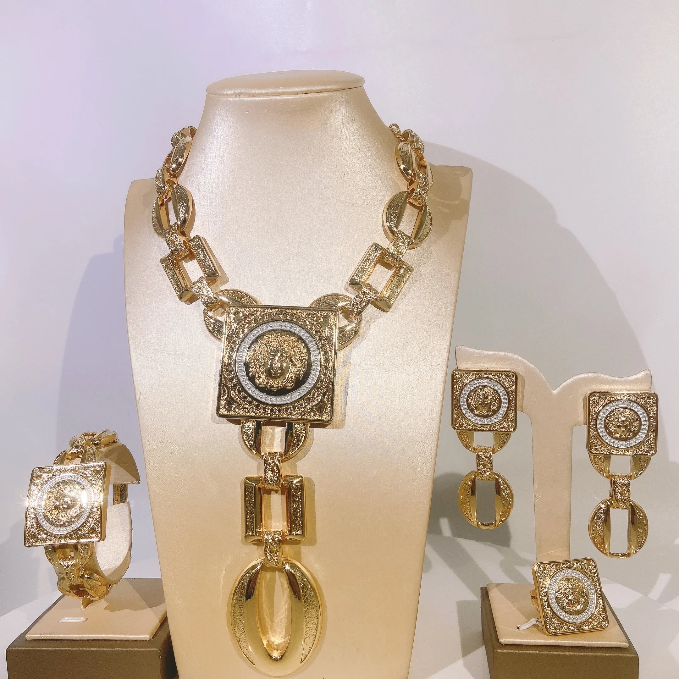 Hot Sale Fashion Ladies Necklace Jewelry Set Face Shape Chain Pendant Design Large Earrings Square Ring Gift Luxury Bijoux