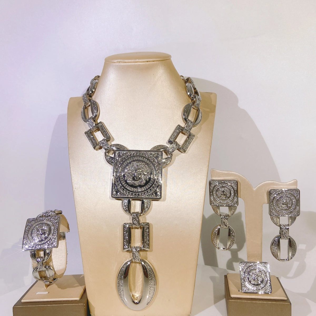 Hot Sale Fashion Ladies Necklace Jewelry Set Face Shape Chain Pendant Design Large Earrings Square Ring Gift Luxury Bijoux