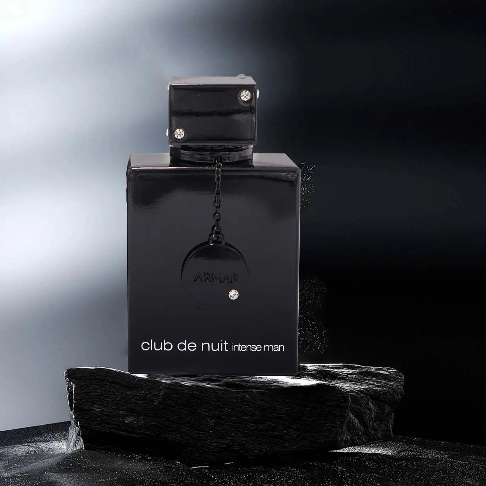 Armaf Club de Nuit Intense Man woody floral Eau de Toilette 3.4oz bottle with sleek design and textured cap.