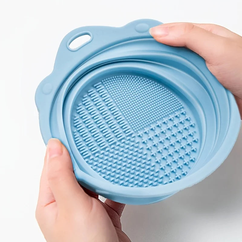 Showlu Smart General silicone makeup brush cleaner pad with textured surface for easy cleaning of makeup brushes.