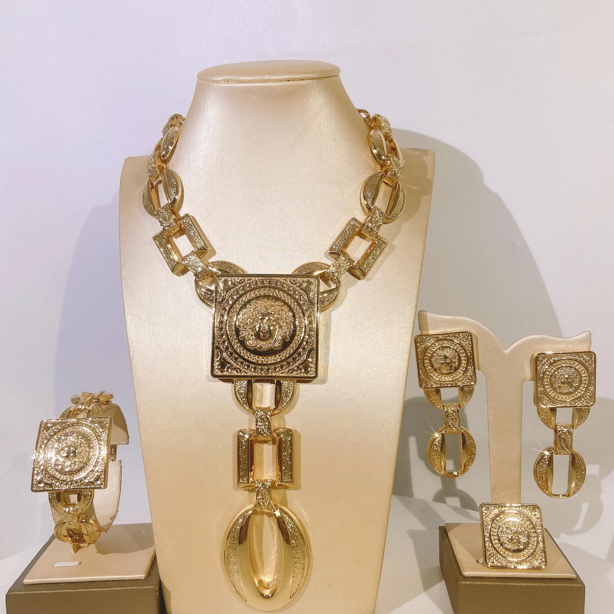 Hot Sale Fashion Ladies Necklace Jewelry Set Face Shape Chain Pendant Design Large Earrings Square Ring Gift Luxury Bijoux