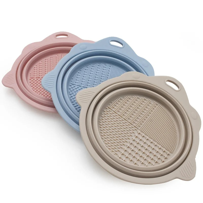 Showlu Smart General silicone makeup brush cleaner pad with textured surface for easy cleaning of makeup brushes.