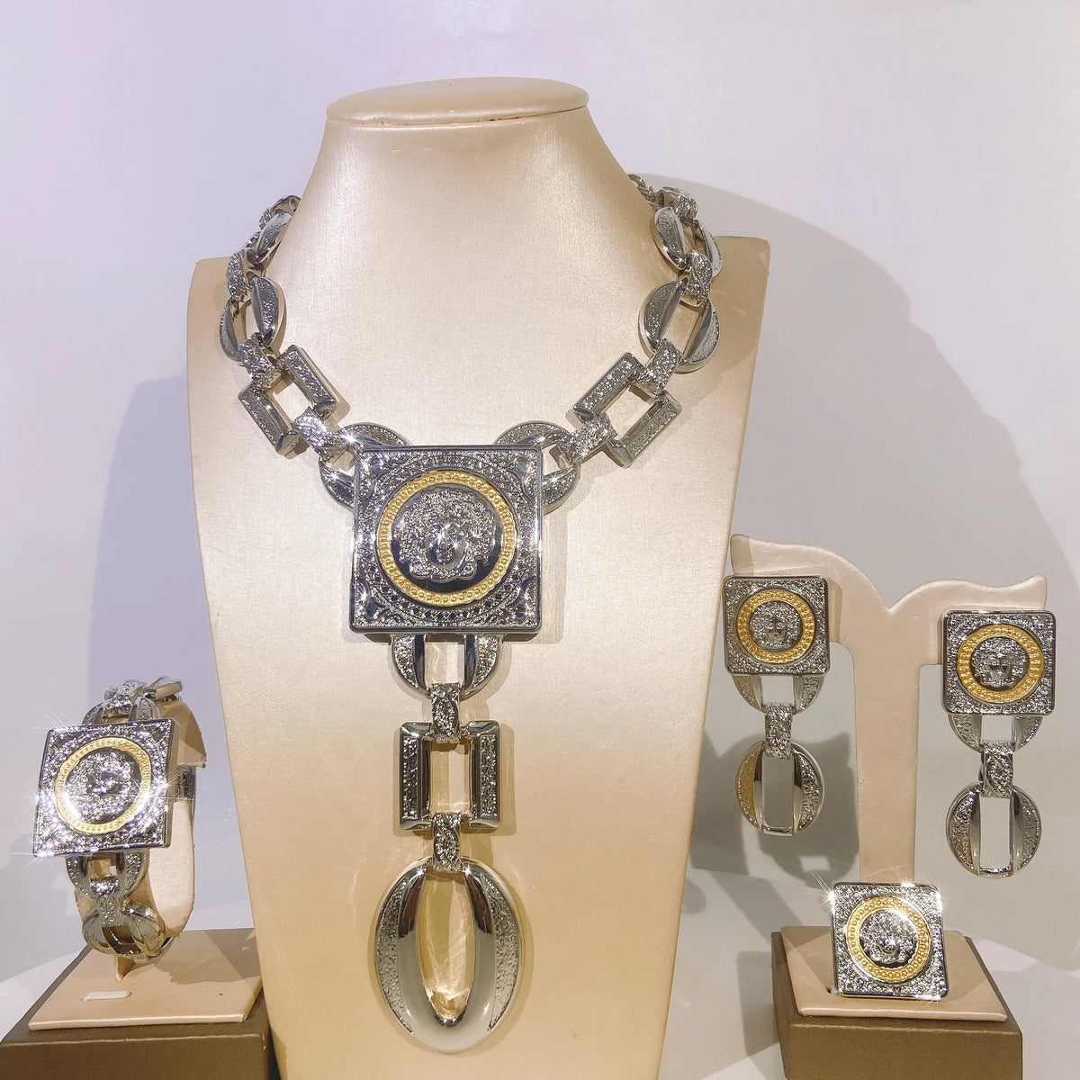 Hot Sale Fashion Ladies Necklace Jewelry Set Face Shape Chain Pendant Design Large Earrings Square Ring Gift Luxury Bijoux