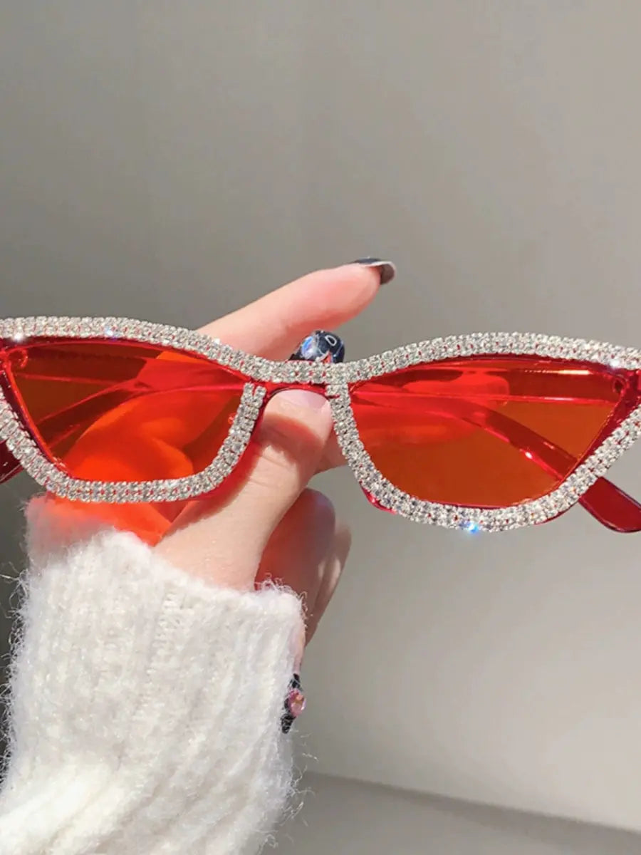 Showlu Fashion women's cat eye sunglasses with avant-garde butterfly frames, featuring exaggerated, minimalist sunshade design.