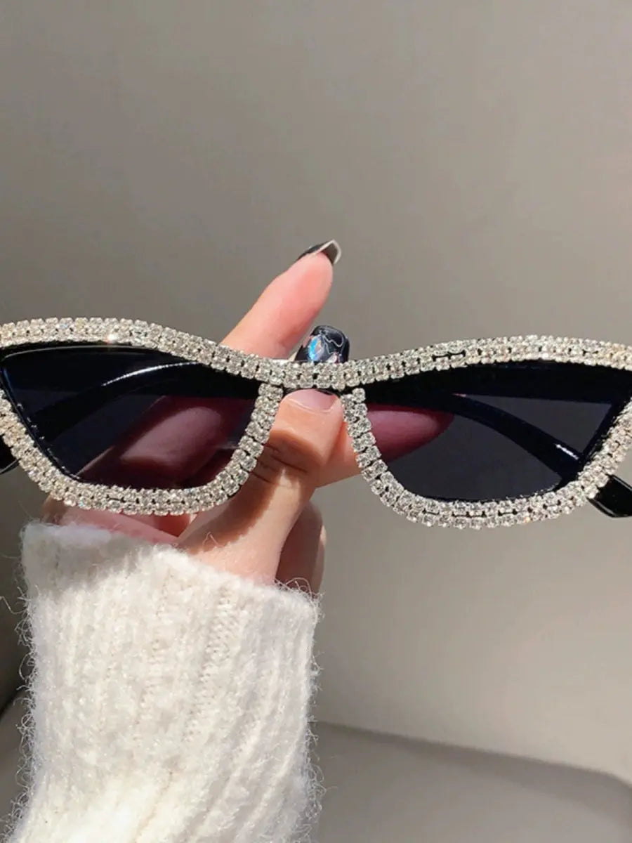 Showlu Fashion women's cat eye sunglasses with butterfly frame, featuring unique, exaggerated designs for a modern, fashionable look.