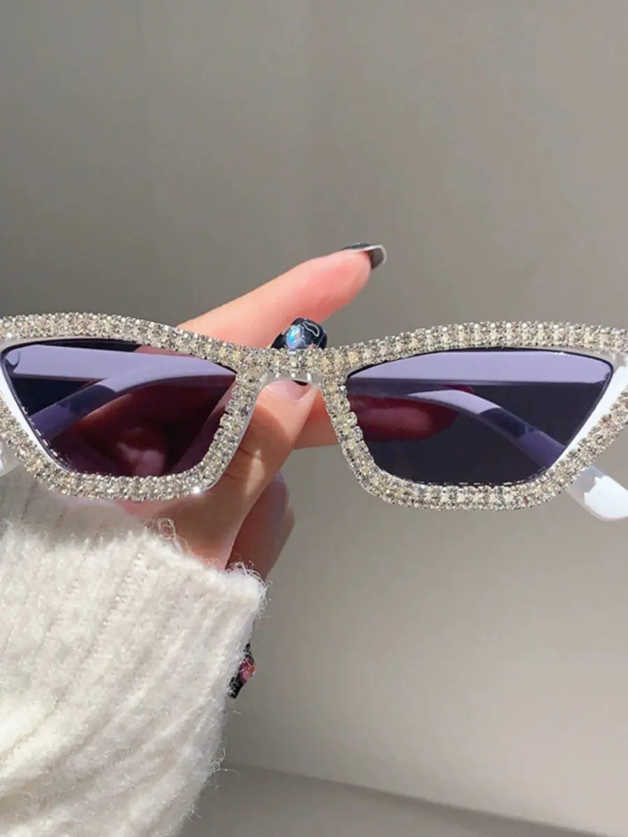 Showlu Fashion women's cat eye sunglasses with butterfly frame, American-style, trendy, and fashionable for modern sun protection.