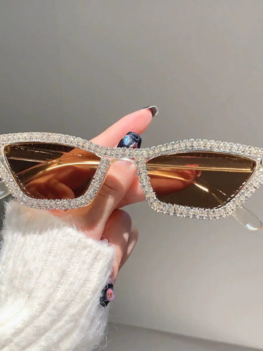 Showlu Fashion women's cat eye sunglasses with butterfly frames, featuring a bold, avant-garde design and exaggerated sunshade.