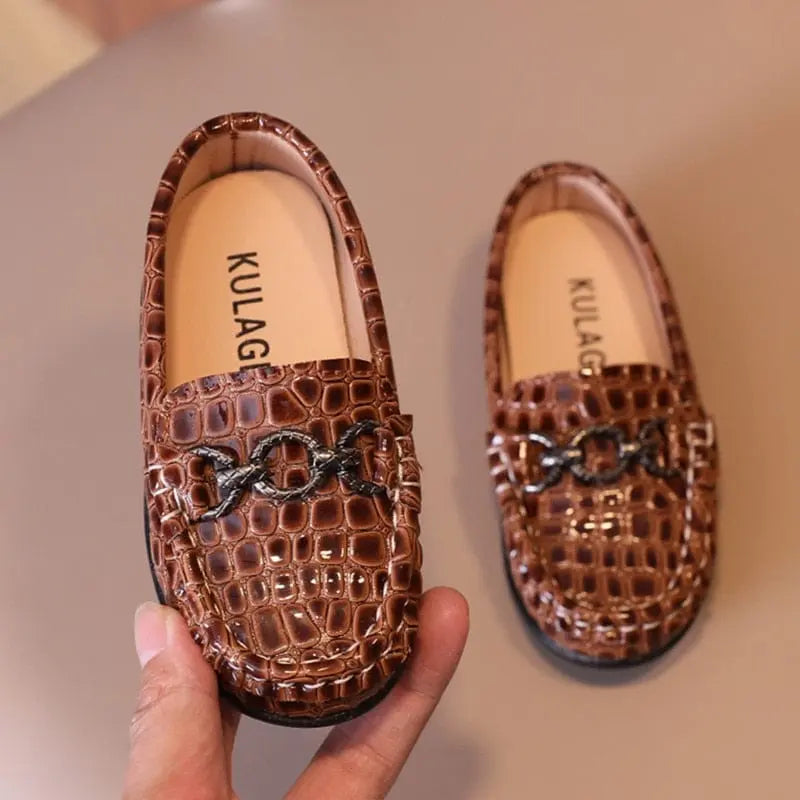 Baby boys leather loafers with slip-on design, metal buckle detail, casual moccasin style for kids, ideal for wedding or party wear.