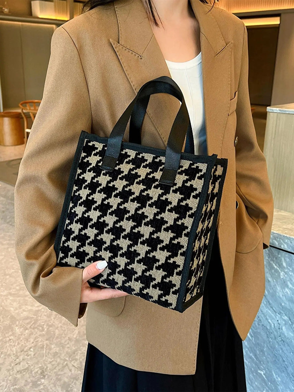 Large Showlu Fashion houndstooth tote bag made of polyester, ideal for work or everyday use, with shoulder strap and spacious interior.