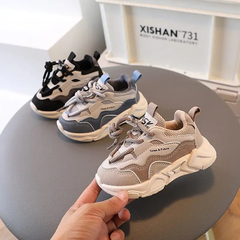 Kids breathable air mesh running shoes in vibrant colors, unisex sports sneakers designed for comfort and active play.